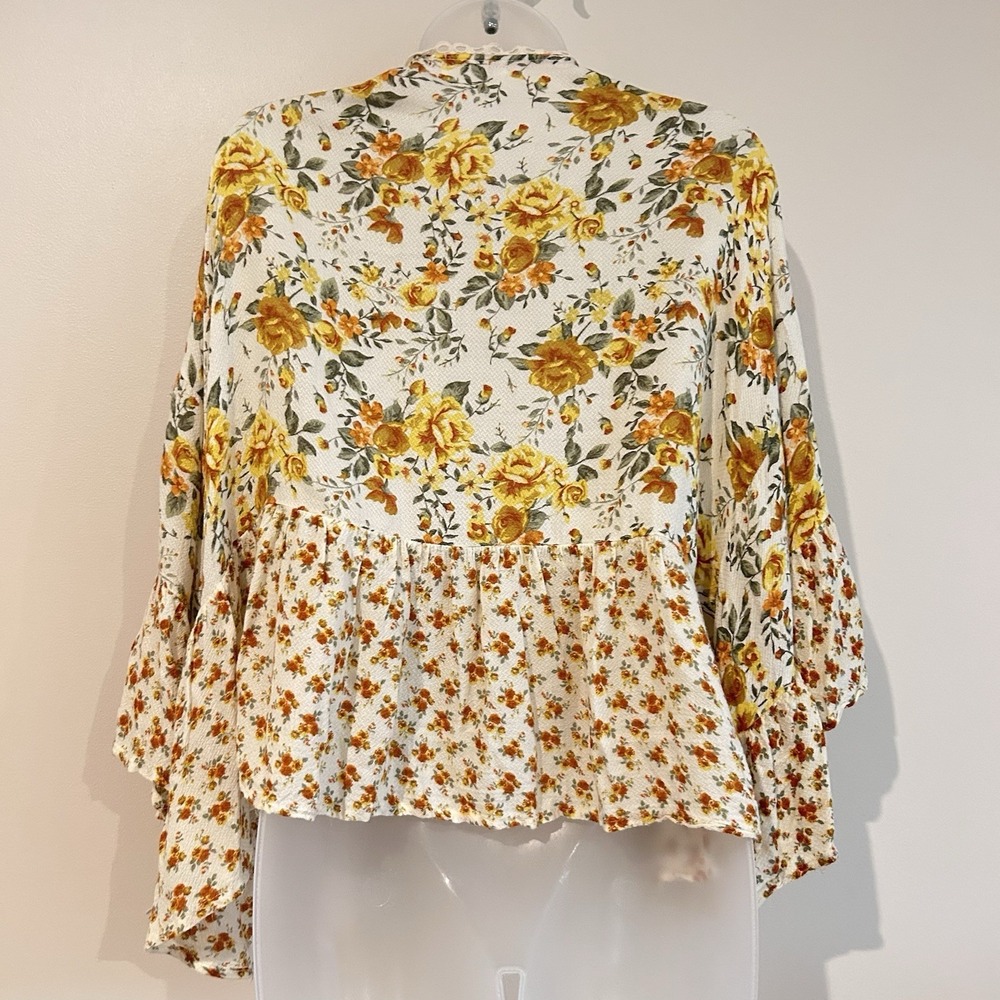 Coco Jaimeson Top Sz L Floral Cottage Open Front Crochet Trim Flare Sleeve - Picture 4 of 12